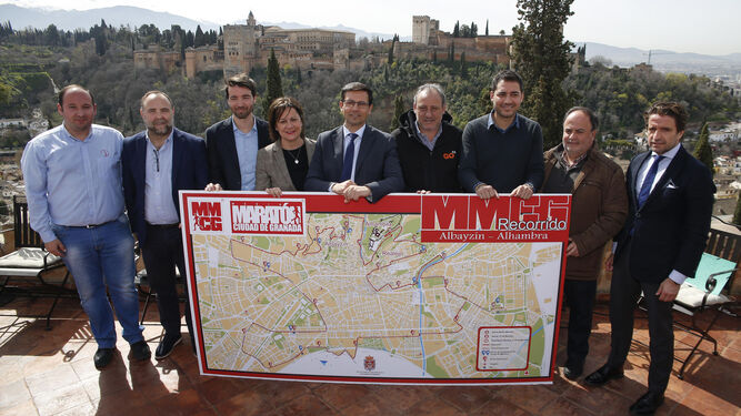 El alcalde de Granada y Fermén Cacho posan junto al resto de los organizadores de la Media Maratón con la Alhambra como telón de fondo.