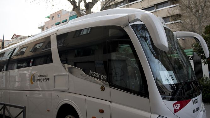 Uno de los autobuses que cubren el trayecto entre Granada y Antequera.