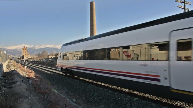 Un tren a su paso por Granada.