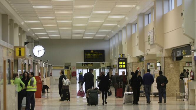 El aeropuerto encadena otro mes de subida de viajeros.