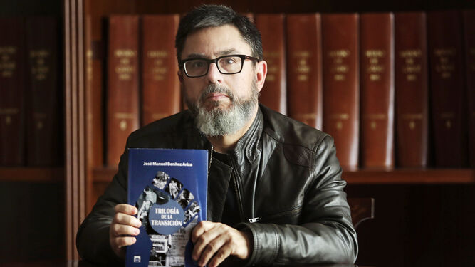 José Manuel Benítez Ariza (Cádiz, 1963) posa con un ejemplar de su 'Trilogía de la Transición'.