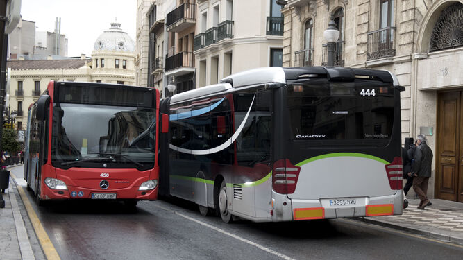 Dos autobuses se cruzan en la calle Reyes Católicos.