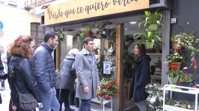 Francisco Cuenca realizó ayer una visita a los comerciantes del barrio del casco histórico.