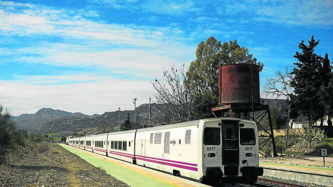 Un tren por la vía Bobadilla-Algeciras.