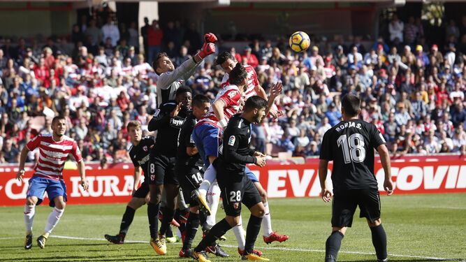 Una acción del partido de la primera vuelta entre Granada y Sevilla Atlético, que acabó con triunfo de los hispalenses.