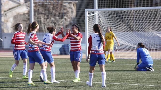 Varias jugadoras del Granada celebran un gol en un partido jugado en casa.