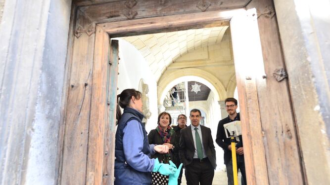 Entre los trabajos realizados se encuentra la restauración de una de las puertas de la calle Cárcel Alta.