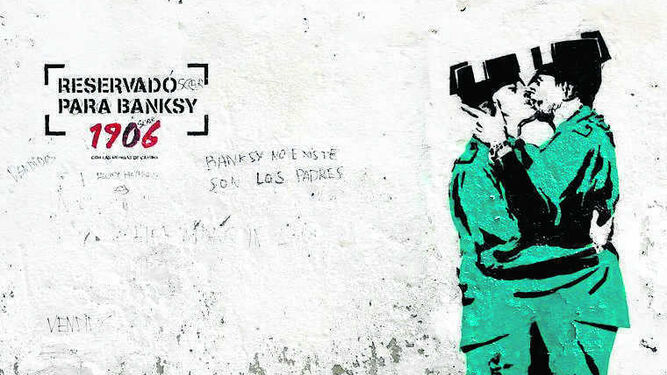 El grafiti de los guardias civiles besándose aparecido en el barrio de Canido.