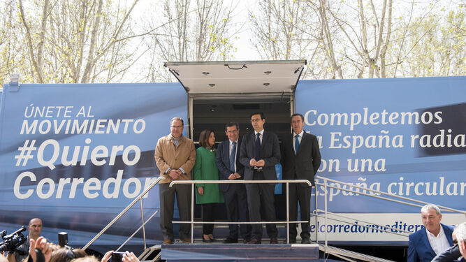 Representantes políticos y empresariales, en el interior del autobús de '#Quiero Corredor'.