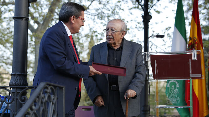 José Entrena Entrena entrega a Rafael Guillén el premio de la Feria del Libro.