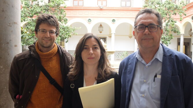 Cecilio Sánchez, Marta Gutiérrez y Antonio Daponte, antes de presentar el escrito en Secretaría.