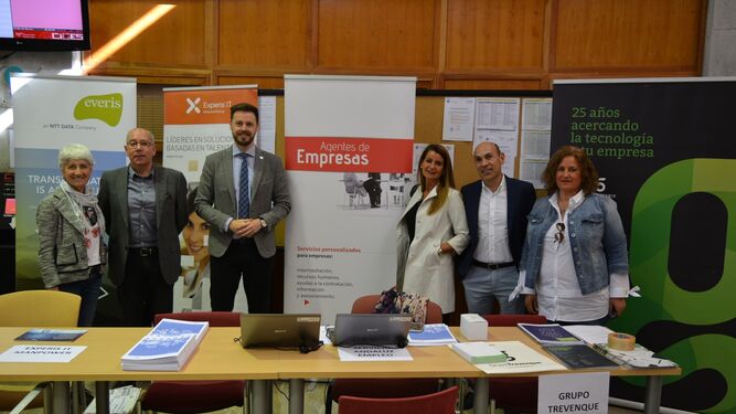 Expositores de las empresas, ayer en la ETSIIT de la Universidad de Granada.