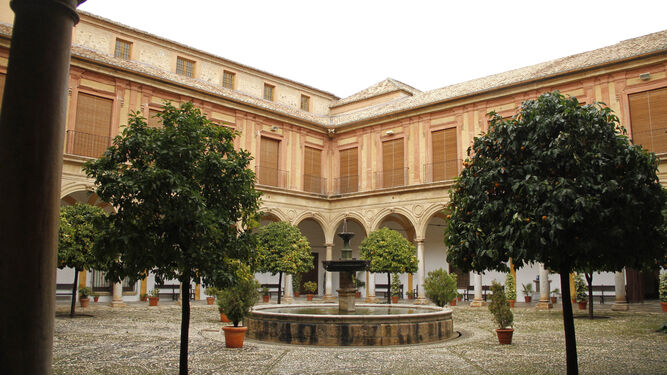 La Abadía  alberga las reliquias de San Cecilio, Patrón de Granada.