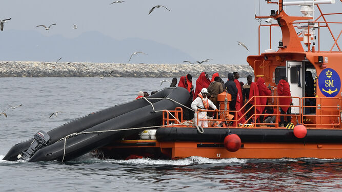 Un buque de Salvamento Marítimo llega a Almería tras rescatar a 47 personas.