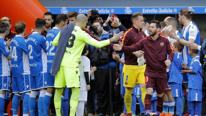 Los jugadores del Deportivo le hacen el 'pasillito' a los del Barcelona, con Messi al frente, tras proclamarse campeones de la Copa del Rey.