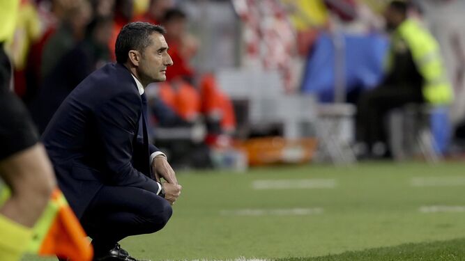 El entrenador del Barcelona, Ernesto Valverde, observa el juego de sus jugadores desde el área técnica.