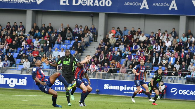 Adrián Ramos pugna con dos rivales en el partido jugado ayer en El Alcoraz.