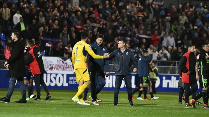 Morilla saluda a Rui tras el partido de Huesca.