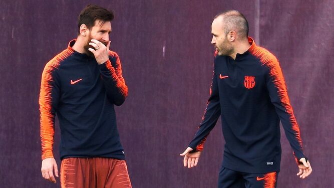 Messi e Iniesta conversan antes de arrancar un entrenamiento.