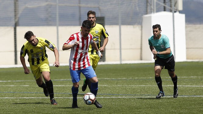 Un jugador del Arenas inicia un ataque en el partido de ayer contra el Malaka.