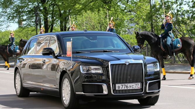 Vladimir Putin sustituye su tradicional Mercedes por una nueva limusina rusa