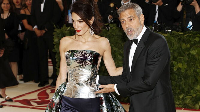 GALA MET 2018. Amal de Richard Quinn, con su marido George Clooney.