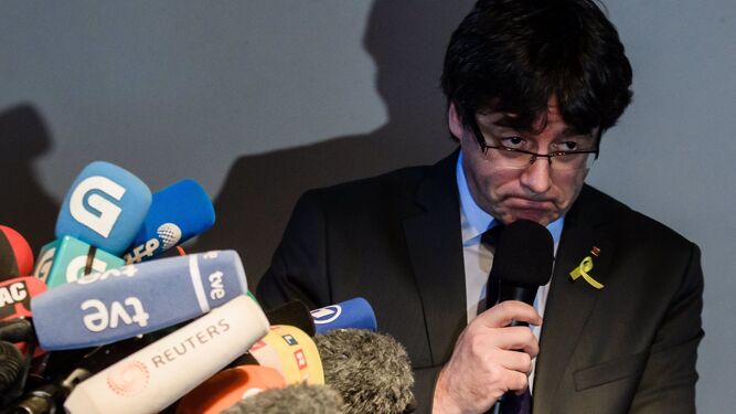 Carles Puigdemont atendiendo a la prensa.