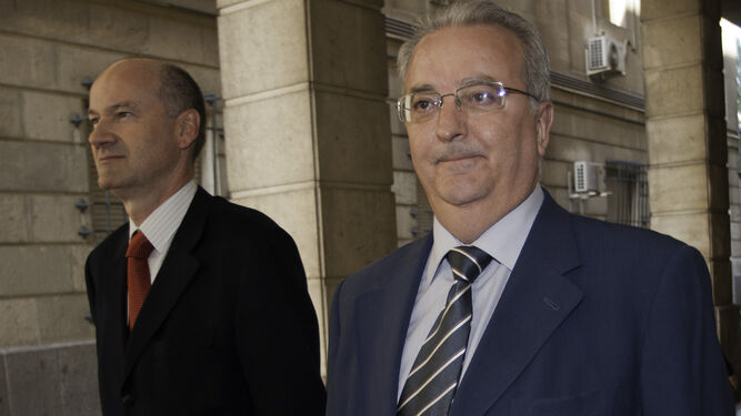El ex consejero de Empleo, Antonio Fernández, con su abogado, Alfonso Martínez del Hoyo.