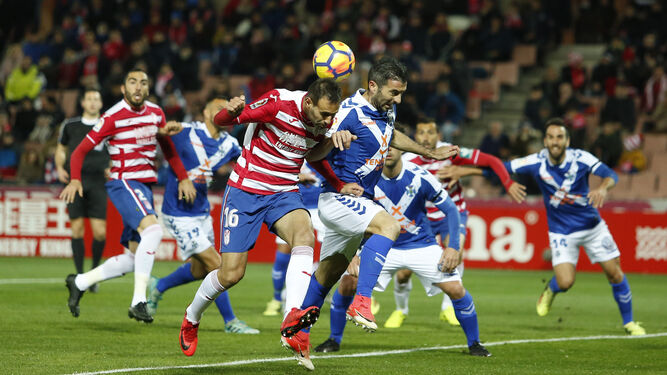 La última racha de triunfos del Granada empezó con el apurado 2-1 ante el Tenerife.