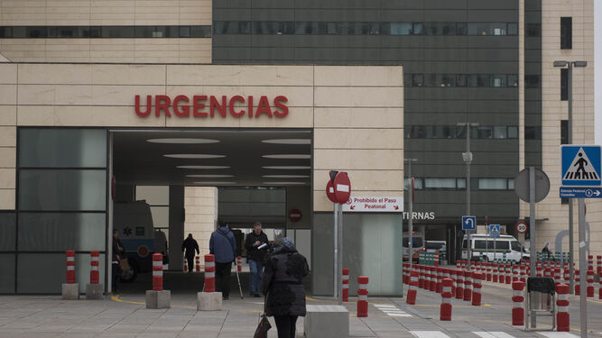 Protestas al inicio de la huelga de los MIR de Granada, el pasado viernes a las puertas del Hospital Universitario Virgen de las Nieves.
