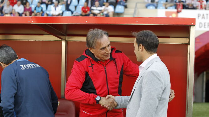 Miguel Ángel Portugal saluda a Fran Fernández antes del inicio del choque..