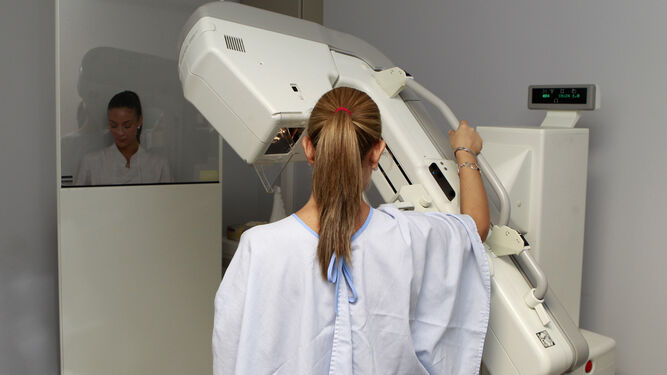 Una mujer se somete a una mamografía, en una imagen de archivo.