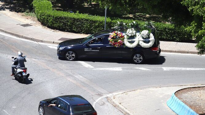 El vehículo fúnebre que traslada al cementerio los restos mortales del pequeño Manuel.
