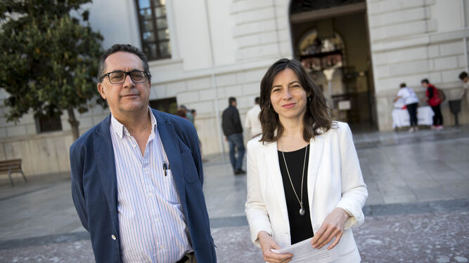 Antonio Daponte y Marta Gutiérrez, ayer en la plaza del Carmen.