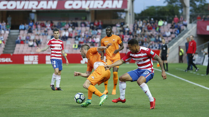 Un jugador del Reus le roba la pelota al granadinista Darwin Machis.