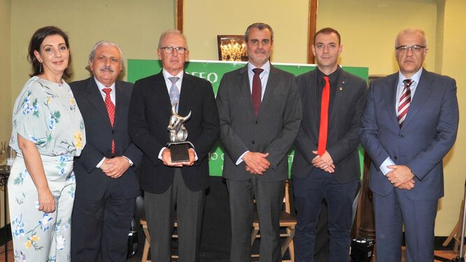 En la imagen, Salvador Domecq, dueño de la ganadería ganadora, posa con el premio junto a miembros del jurado