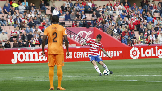 Momento en que Álex Martínez lanza la falta que acabó en gol.