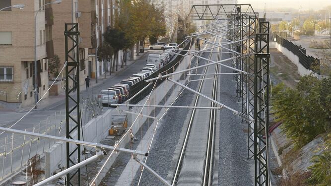 Línea de alta velocidad a su paso por Granada capital.