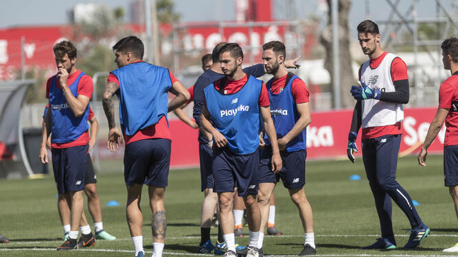 Franco Vázquez, Correa, Sarabia, Layún y Sergio Rico, en un entrenamiento reciente.