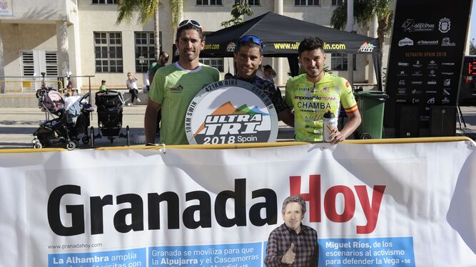 El podio de la etapa de ayer con el motrileño Merlo (segundo), el ganador Otero (centro) y el onubense Chamba (izquierda).