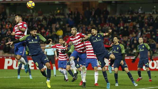 Una acción del partido de la primera vuelta entre el Granada y el Sporting, que acabó con triunfo local por 2-1.