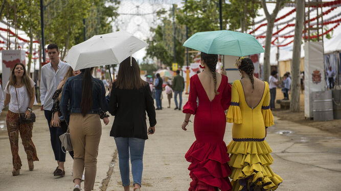Flamencas con paraguas en el recinto ferial.