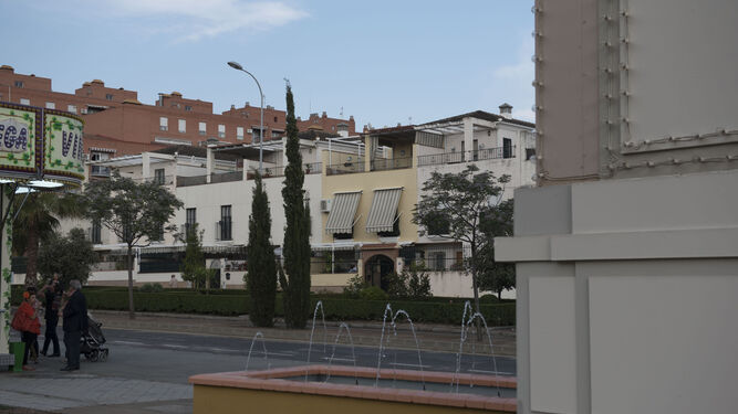 Línea de casas y urbanizaciones ubicadas enfrente de la portada del recinto ferial de Almanjáyar.