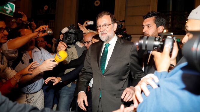 Rajoy sale del restaurante donde ha estado toda la tarde del jueves.