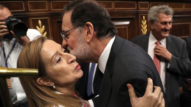 Rajoy saluda a Ana Pastor.