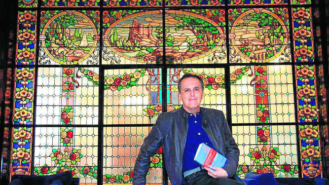 Juan Cobos Wilkins, con su último poemario en la mano, en una imagen reciente.
