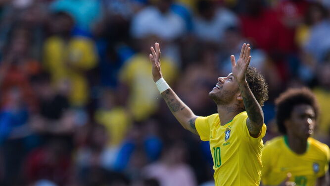 Neymar, la gran novedad ayer en la selección brasileña, acaba de marcar su golazo a Croacia en Anfield.