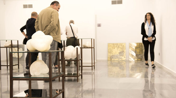 Algunos visitantes observan las obras de Alfonso Masó.