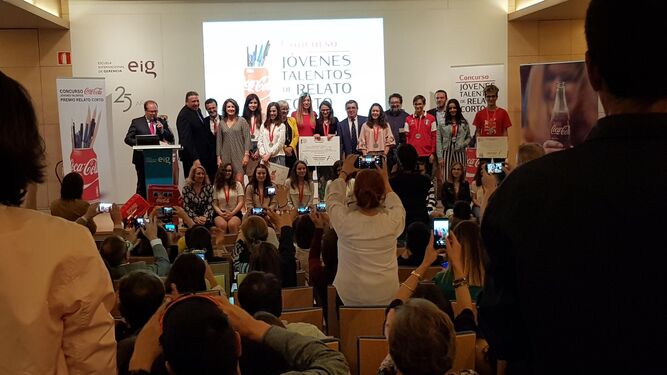 Imagen de la gala de premios del 'Concurso Coca-Cola Jóvenes Talentos de Relato Corto' en Granada, celebrado en Escuela Internacional de Gerencia.