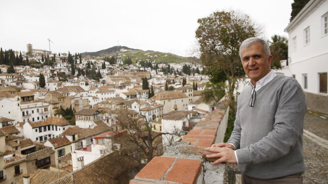 Gabriel Fernández Adarve contempla el Albaicín desde uno de sus miradores favoritos.